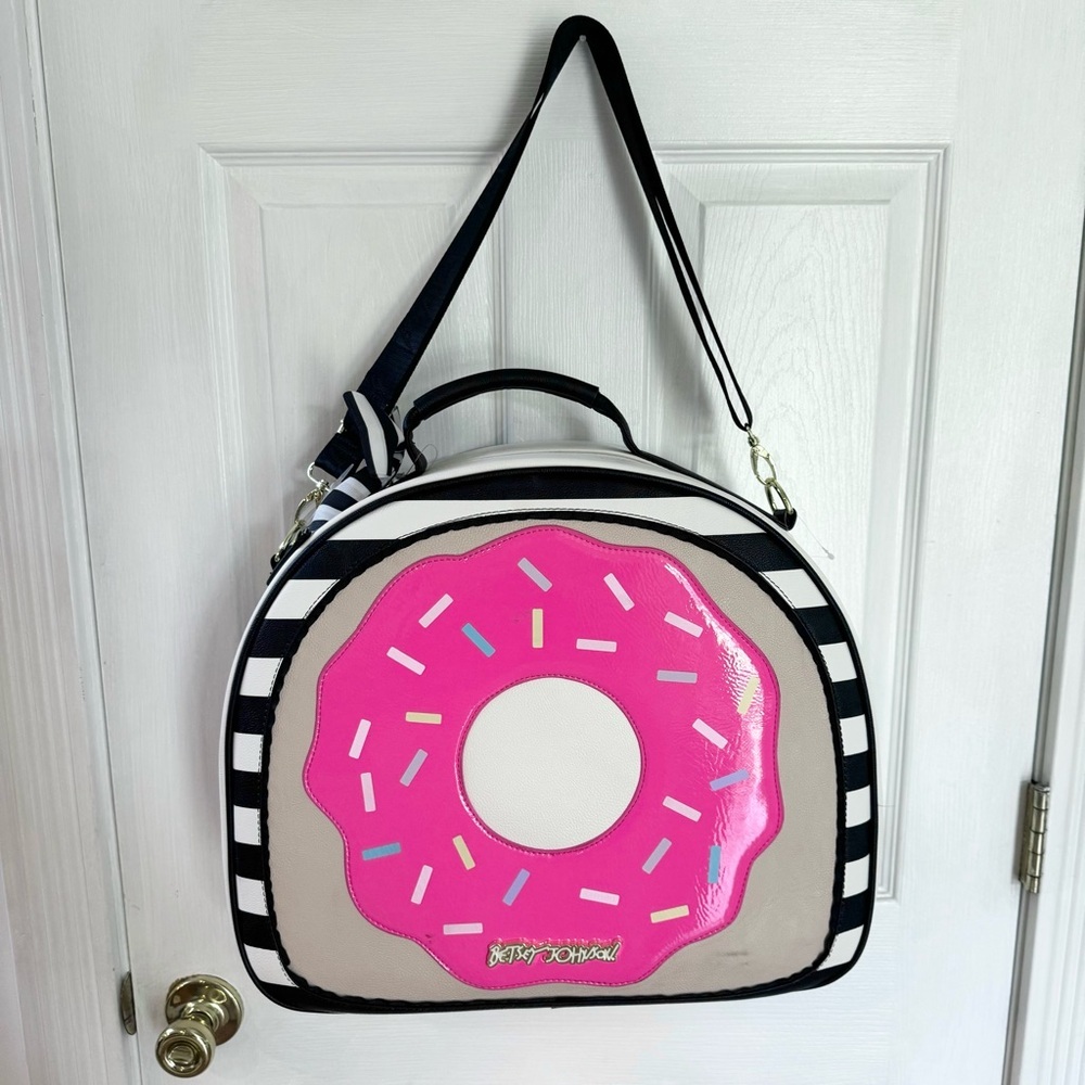 NWOT Betsey Johnson Donut Train Case Carry on Travel bag